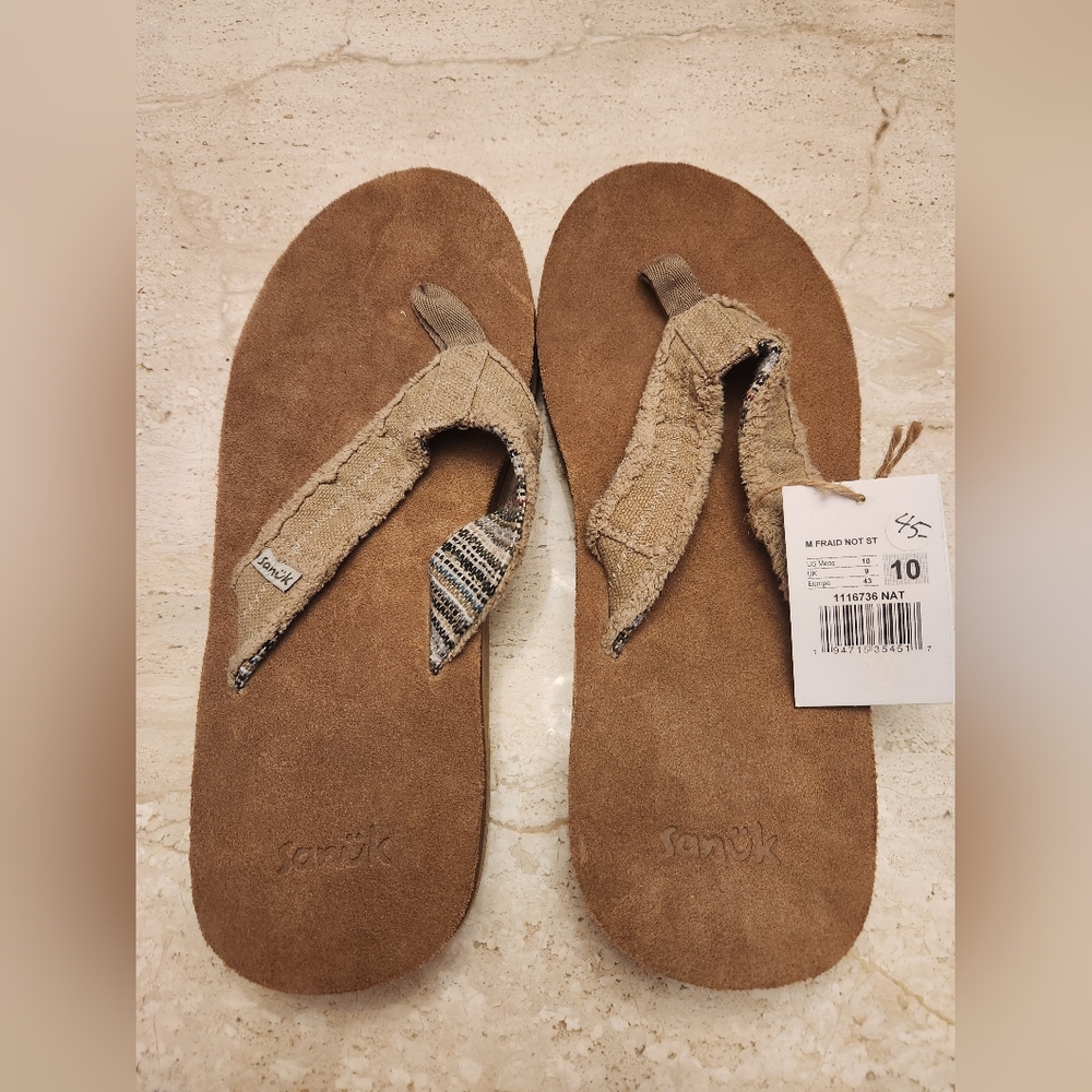 MENS SIZE 10 SANUK